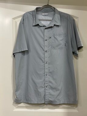 Columbia Men’s Short Sleeve Light Gray Button-Up Shirt